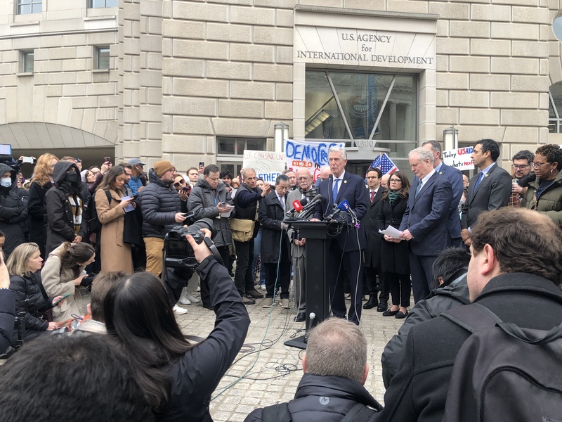 10多名民主黨國會議員3日在美國國際開發總署外開記者會，反對裁撤該援外機構。 (圖：中央社)