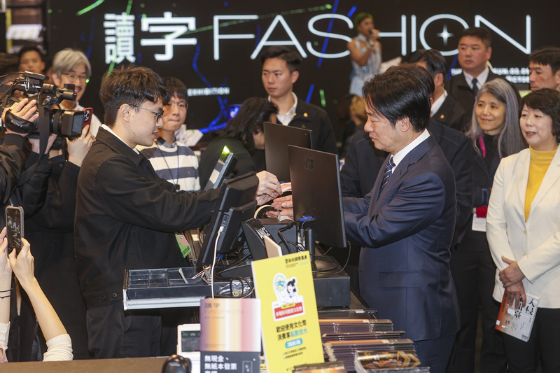 總統賴清德(前右)4日上午出席2025台北國際書展並參觀展區，圖為賴總統挑選數本書籍前往櫃檯結帳。(圖：中央社)