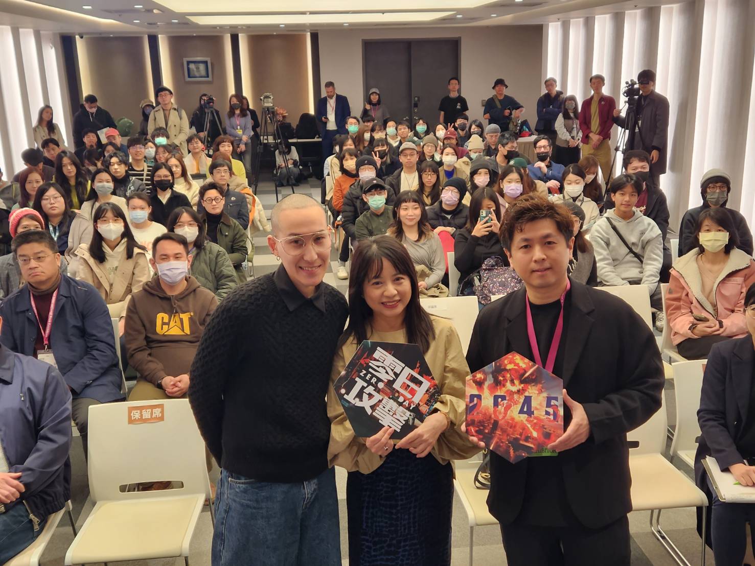 2025台北國際書展4日有一場「地緣衝突題材文創化」的主題座談，邀請影集《零日攻擊》製作人兼編劇統籌鄭心媚(中)與推出《2045》桌遊的迷走工作坊創辦人張少濂(右)對談，由獨立媒體《法律白話文運動》總監劉珞亦(左)擔任主持人，吸引爆滿民眾聆聽。(江昭倫 攝)