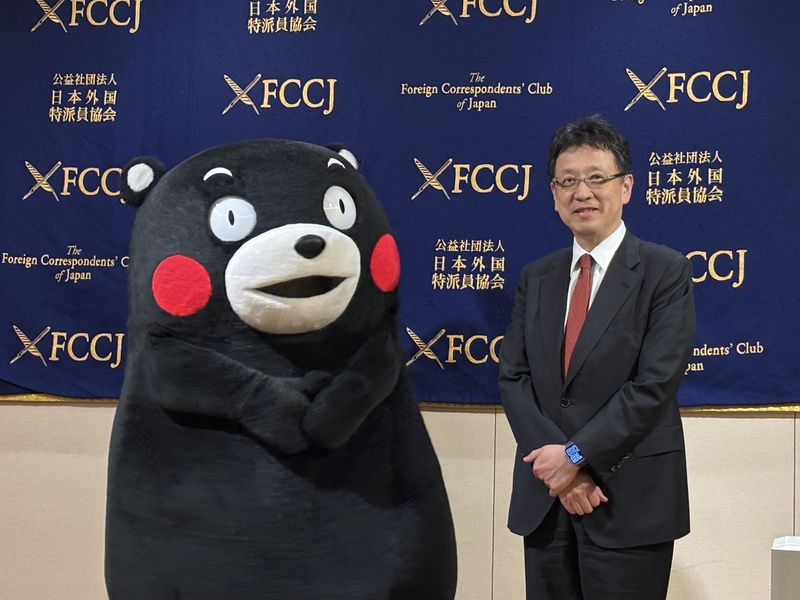 日本熊本市政府3日在日本外國特派員協會舉辦「熊本之夜」，熊本市長大西一史（右）與熊本縣營業兼幸福部長熊本熊一同現身，宣傳熊本的魅力。 (圖：中央社)