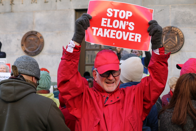數百名美國民眾4日傍晚在美國財政部外抗議，不滿財政部讓億萬富豪馬斯克等人取得聯邦支付系統的權限。 (圖：中央社)