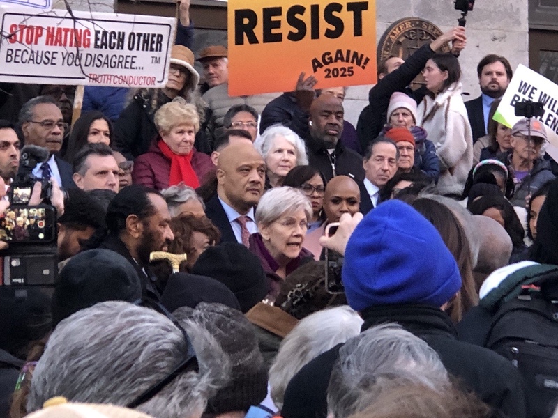 民主黨資深參議員華倫（中）等國會議員，4日在財政部外就馬斯克取得財政部支付系統權限一事，向群眾演說。 (圖：中央社)