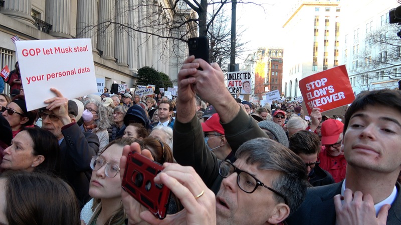 馬斯克執掌的政府效率部獲得查看財政部紀錄的權限。圖為數百名美國民眾4日傍晚在美國財政部外抗議。(圖：中央社)