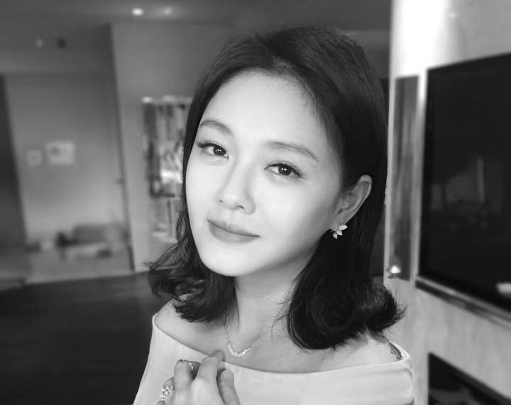 藝人大S徐熙媛日前赴日旅遊時因流感併發肺炎病逝，小S透過經紀人證實，「要讓姐姐的骨灰回歸大自然」，目前正在申請中。(臉書)