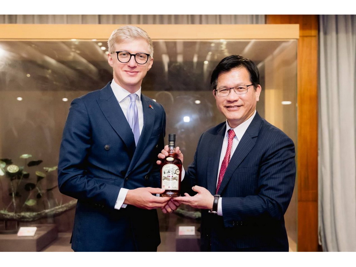 愛沙尼亞國會友台小組主席裴克多(Kristo Enn Vaga，左)率團訪台，外長林佳龍(右)設宴款待並致贈南投酒廠生產的威士忌。(外交部提供)警語：飲酒過量有礙健康；酒後勿開車；未成年勿飲酒