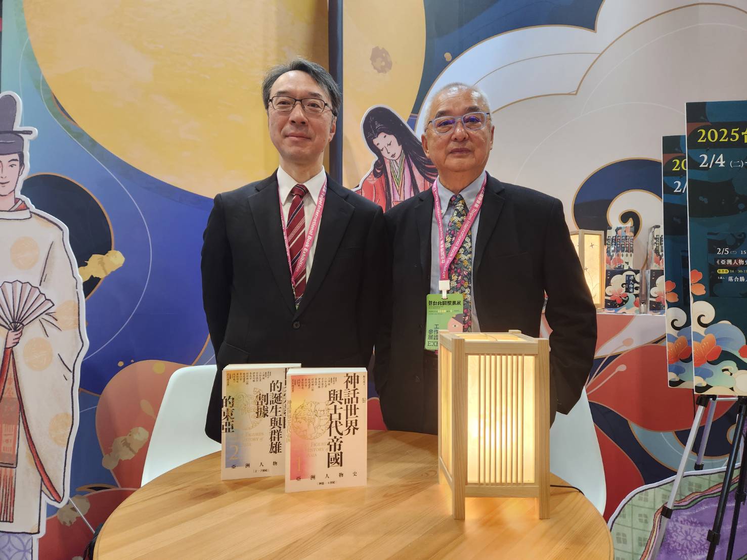 聯經出版引進日本集英社《亞洲人物史》系列共12卷，首卷中文版近日在台發行。5日台北國際書展上，聯經出版發行人林載爵(右)特別與集英社總編輯落合勝人(左)，針對《亞洲人物史》的出版籌畫過程進行對談。(江昭倫 攝)