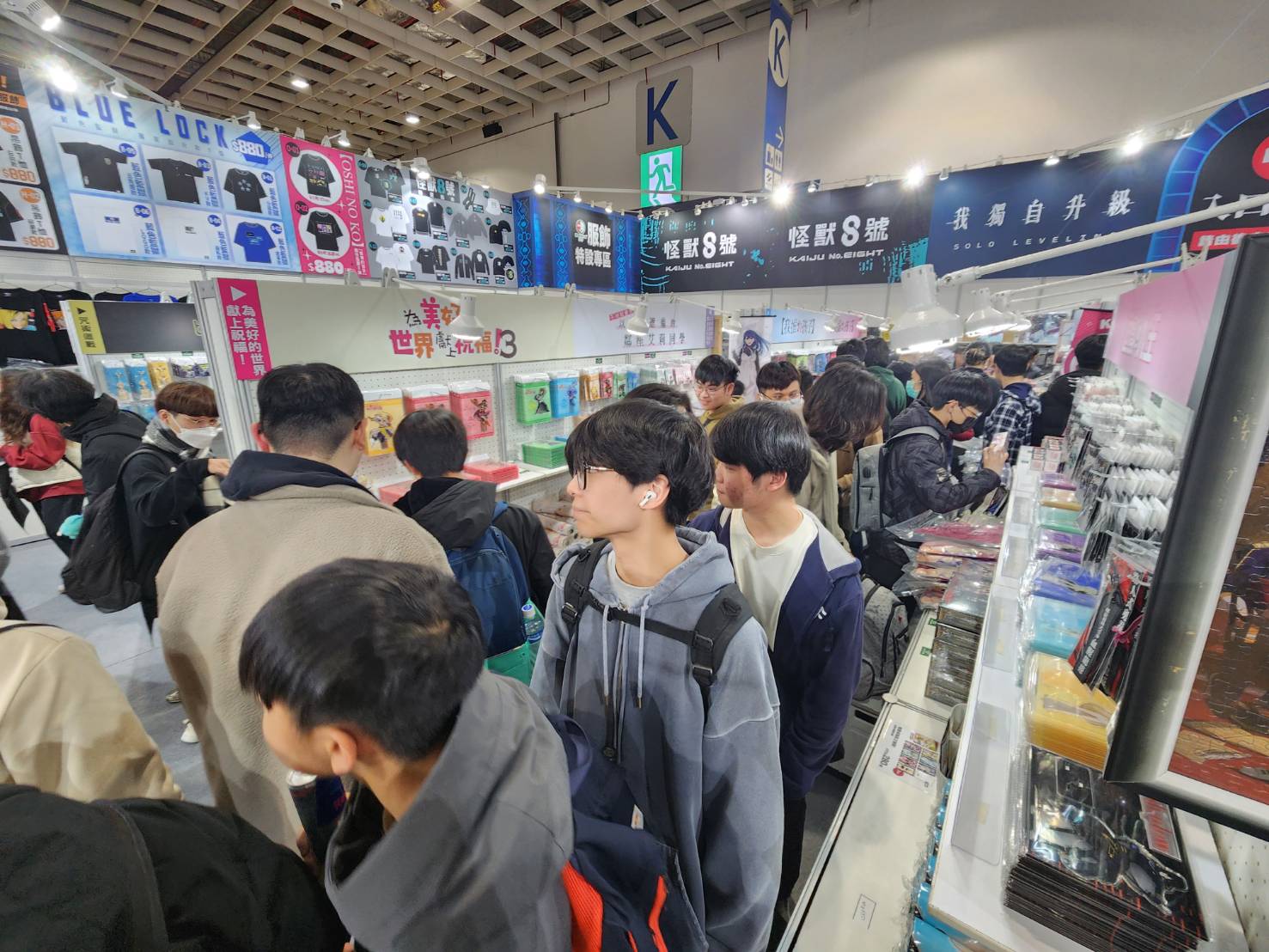 2025台北國際動漫節6日開幕，一上午就吸引萬人朝聖，動漫迷也準備好鈔票，準備搶購福袋、周邊商品。(江昭倫 攝)