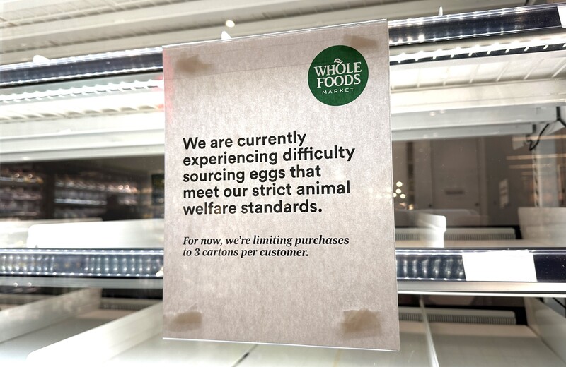 加州全食超市（Whole Foods）缺蛋，架上經常只剩下一張給客戶的公告紙條：「我們在採購符合嚴格動物福利標準的雞蛋方面遇到困難。」 (圖：中央社)