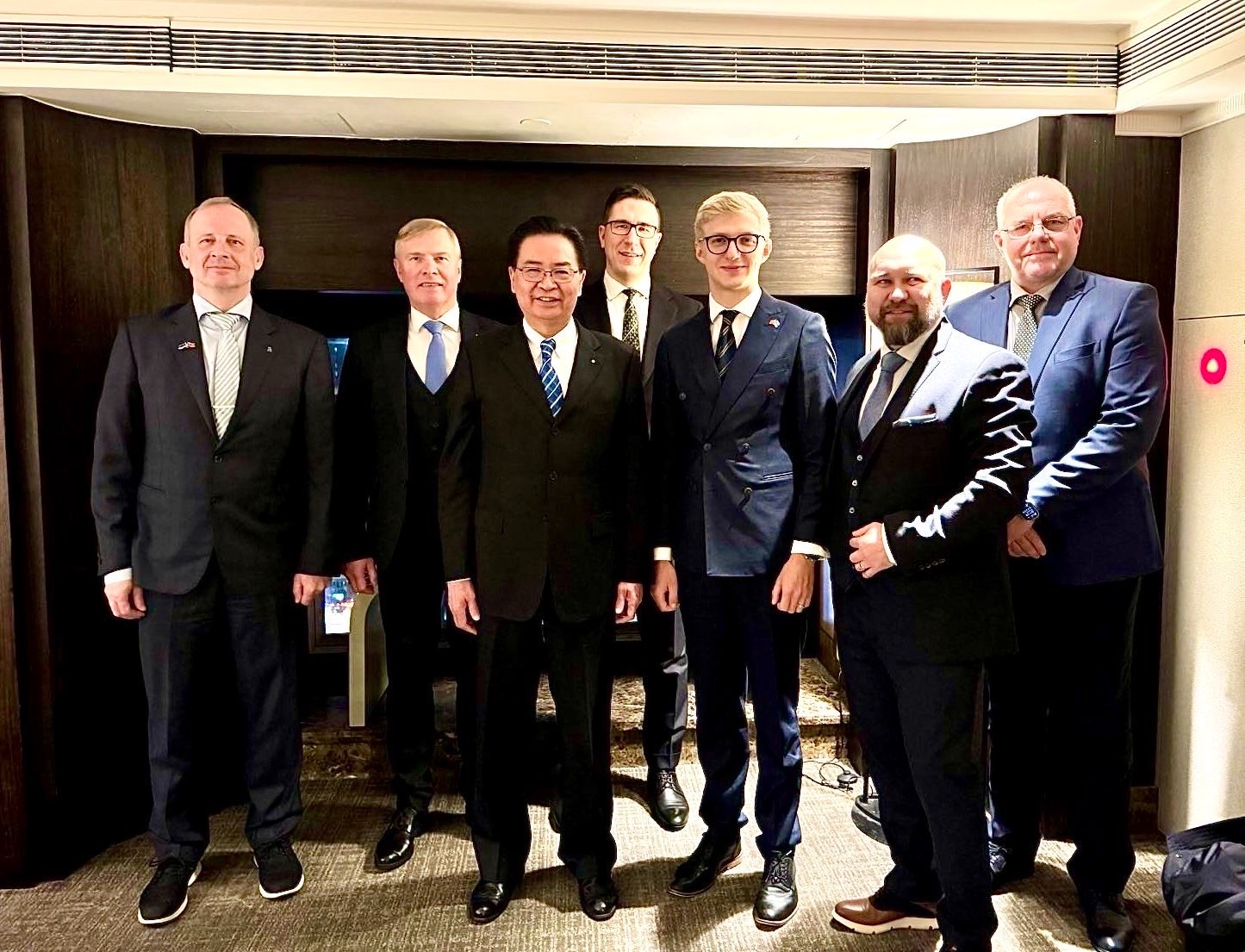 國安會秘書長吳釗燮(左三)5日以晚宴歡迎愛沙尼亞國會友台小組主席裴克多(右三)所率領的「愛沙尼亞國防產業訪問團」。(國安會提供)