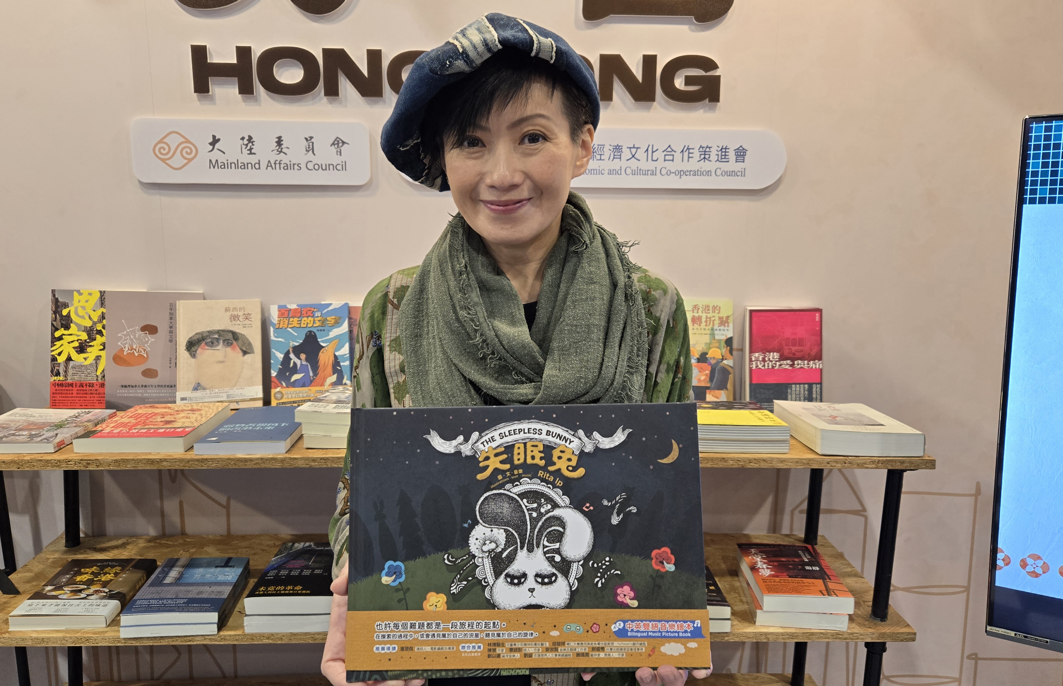 跨媒體創作人Rita在台北國際書展發表《失眠兔》繪本。(陳國維 攝)