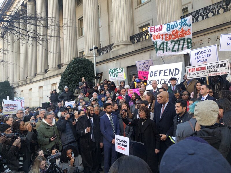 川普強力改造聯邦機構組織與人事，華府連續多日都有民眾集會，圖為4日在財政部外的集會。(圖：中央社)