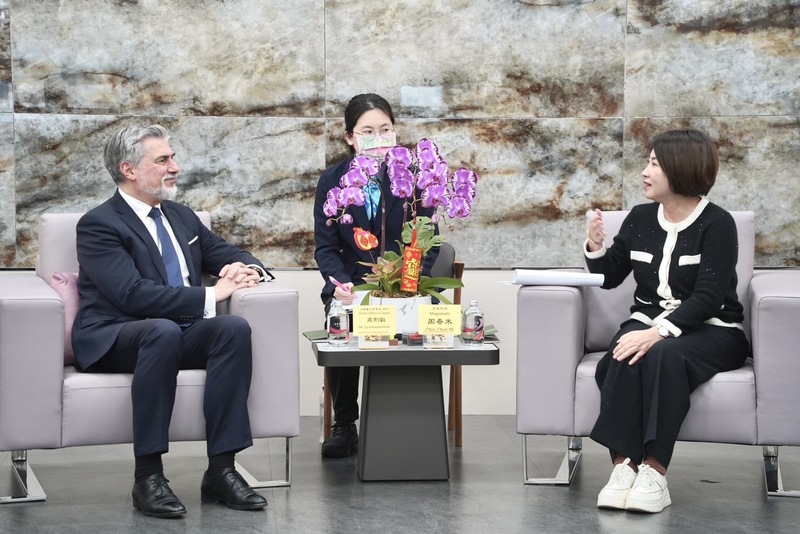 波蘭台北辦事處長高則叡（左）7日前往拜訪屏東縣政府，與屏東縣長周春米（右）就能源、科技、農業等多領域議題進行交流。(圖：中央社)