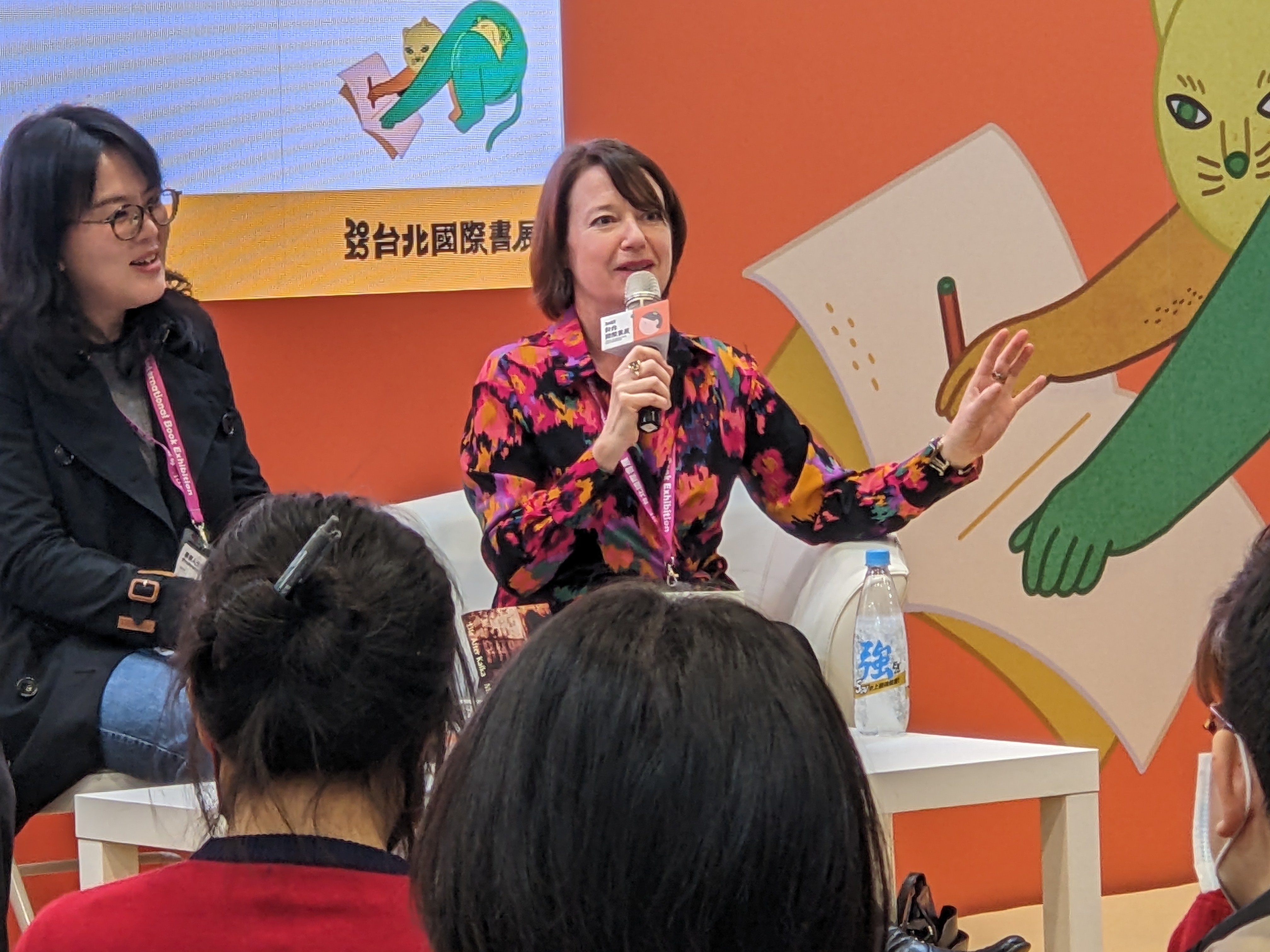 捷克作家瑪格達連娜(Magdaléna Platzová)首度來台，今天(7日)在台北國際書展國際沙龍上向台灣讀者介紹她的最新作品，並以捷克文朗讀部分段落。(陳念宜 攝)