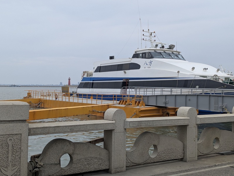 金門縣港務處8日再發布停航公告，依金門縣港務處小三通天候影響停復、航機制辦理，因海象不佳，金泉航線8日船班全日停航。圖為金門小三通船班外觀。(圖：中央社)