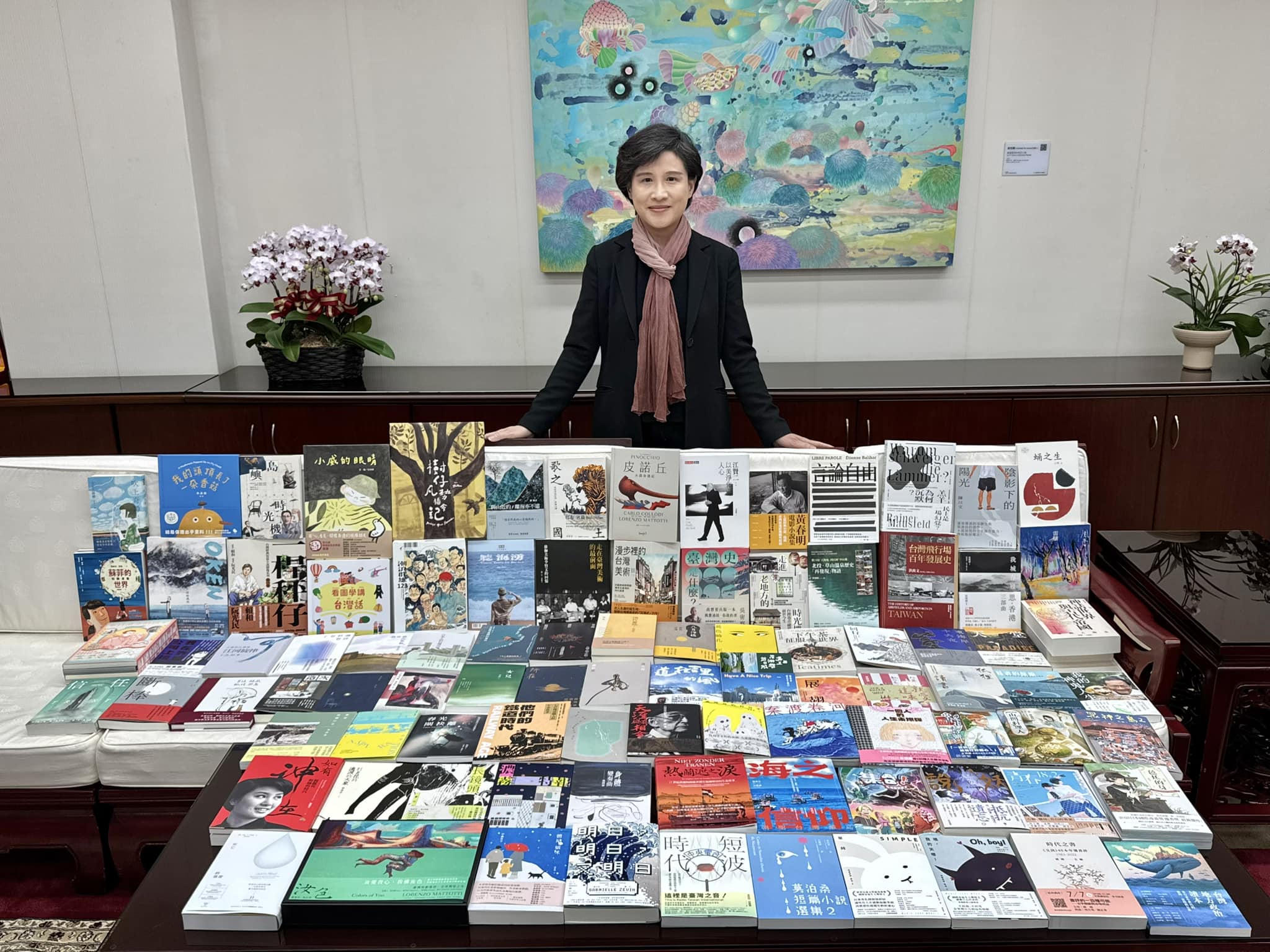 行政院副院長鄭麗君逛國際書展帶回97本好書，包括央廣短波時代。(圖：鄭麗君臉書)