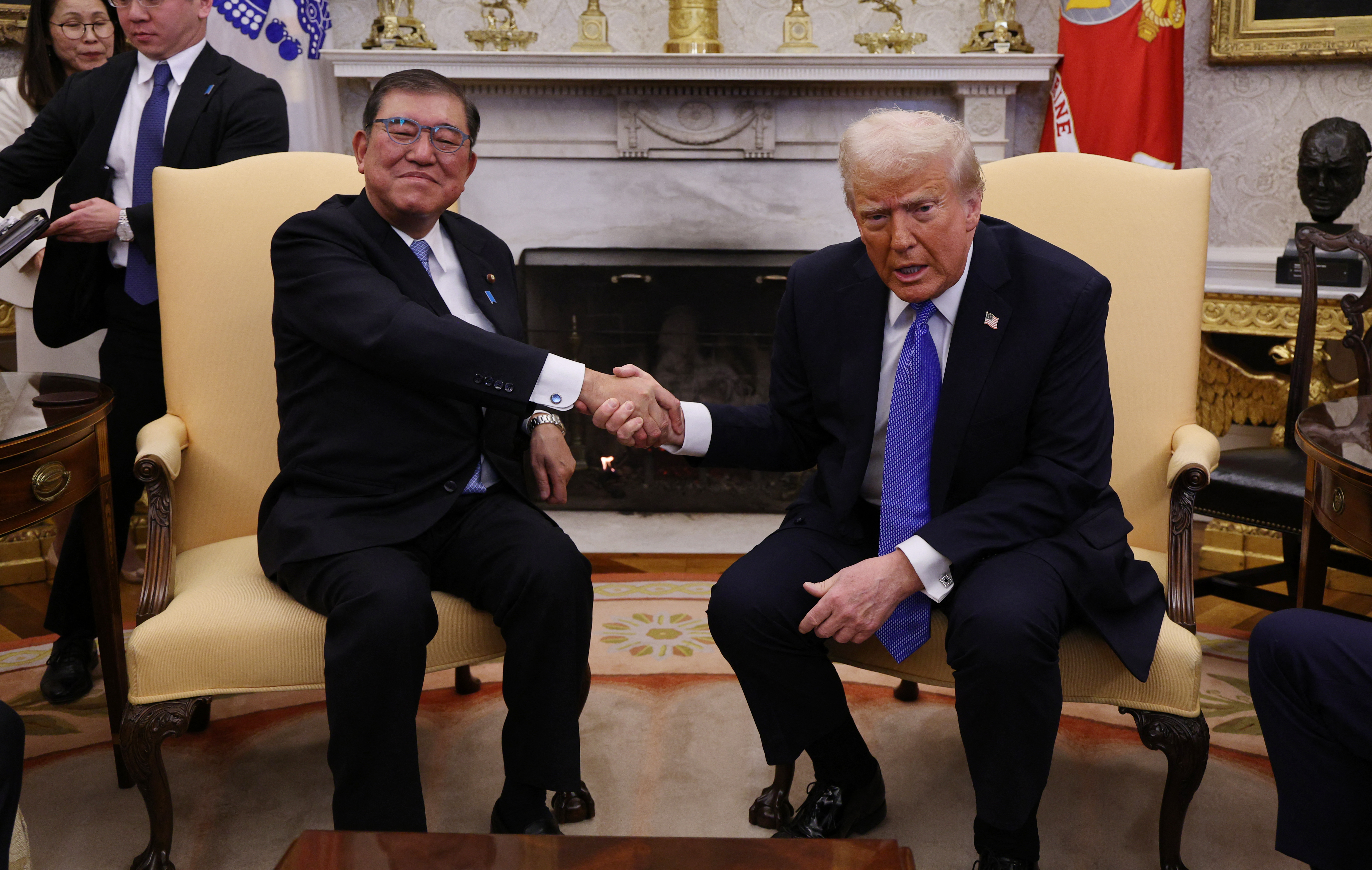 美國總統川普(Donald Trump，右) 與日本首相石破茂(左)首度會談，美國鋼鐵收購案也是焦點之一。(AFP)