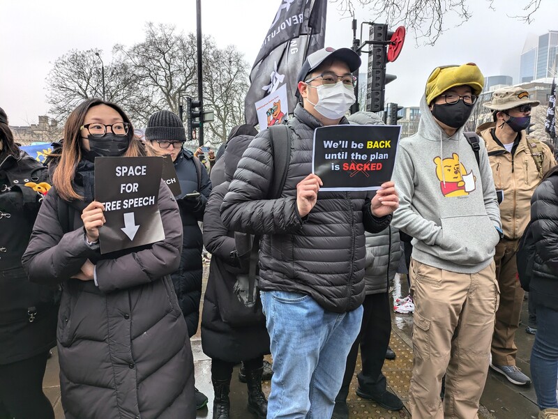 中國擬在英國皇家鑄幣廠舊址興建歐洲規模最大中國使館，8日有近2000人在使館預定地前集結抗議，並揚言將長期抗爭。(圖：中央社)