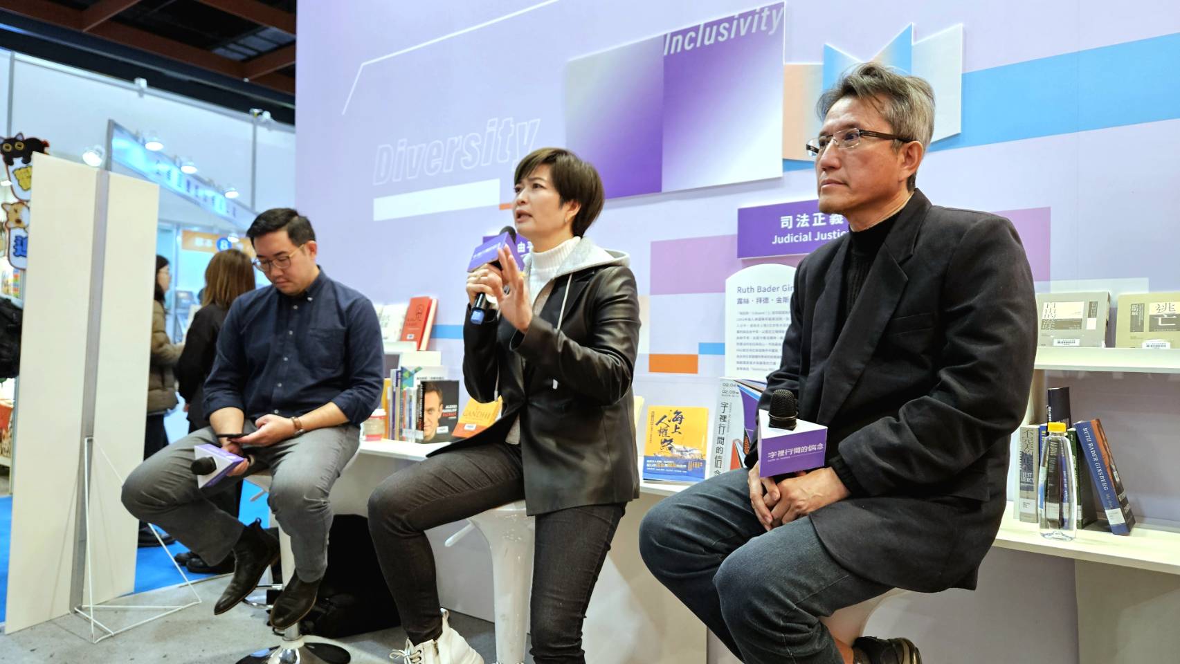 紀錄片導演蔡崇隆(右起)、阮金紅與主持人律師黃昱中於2025台北國際書展針對新住民及東南亞移工議題進行座談。(歐陽夢萍 攝)