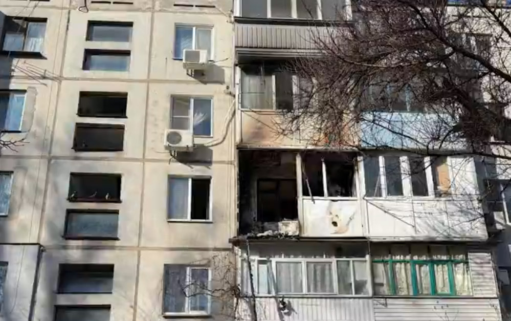 烏克蘭9日表示，俄羅斯本週向烏克蘭發射1,260枚航空炸彈、近750架無人機以及10多枚各類飛彈。圖為一處民宅遭擊。(翻攝Volodymyr Zelenskiy社群平台X)