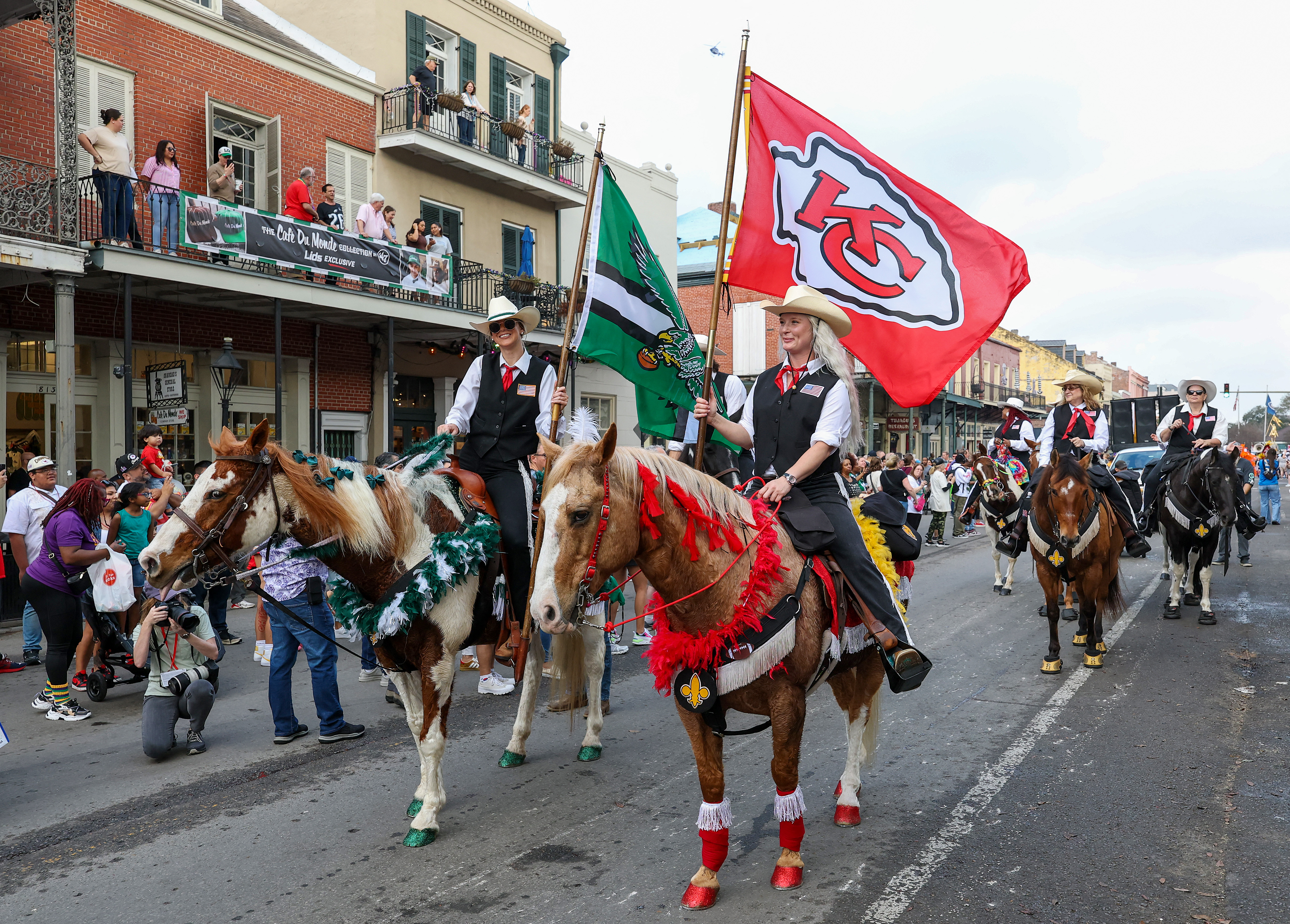 職業美式足球聯盟(NFL)超級盃(Super Bowl)賽事將在9日登場，在路易斯安娜州紐奧良舉行的超級盃主辦委員遊行隊伍中，表演者舉著費城老鷹隊和堪薩斯酋長隊的旗幟。(AFP)