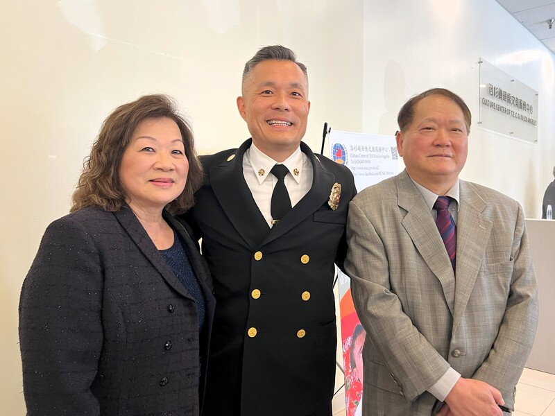 美國加州洛杉磯郡阿凱迪亞市消防局長孫振傑（中）與父母合影。他的父母來自台灣，1979年移民美國，當時他年僅1歲。 (圖：中央社)