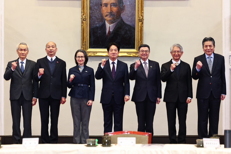 總統賴清德（中）10日下午召集五院院長在總統府會商國政，首度行使「院際調解」。中研院法律所研究員林建志表示，相對過去這是個「好的開始」。(圖：中央社)