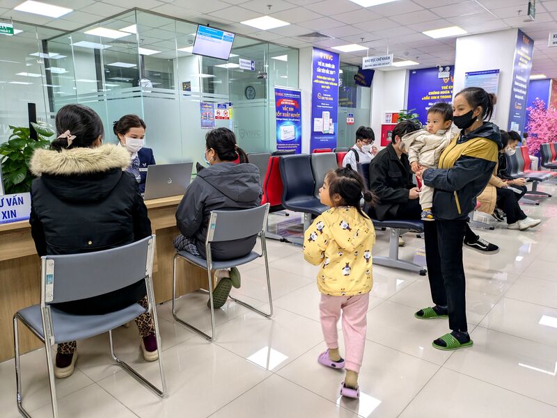 藝人大S因流感併發肺炎在日本過世，消息傳到越南後掀起流感疫苗搶打潮。河內市一家越南疫苗股份公司(VNVC)接種中心10日有不少民眾前往諮詢與注射。(圖：中央社)