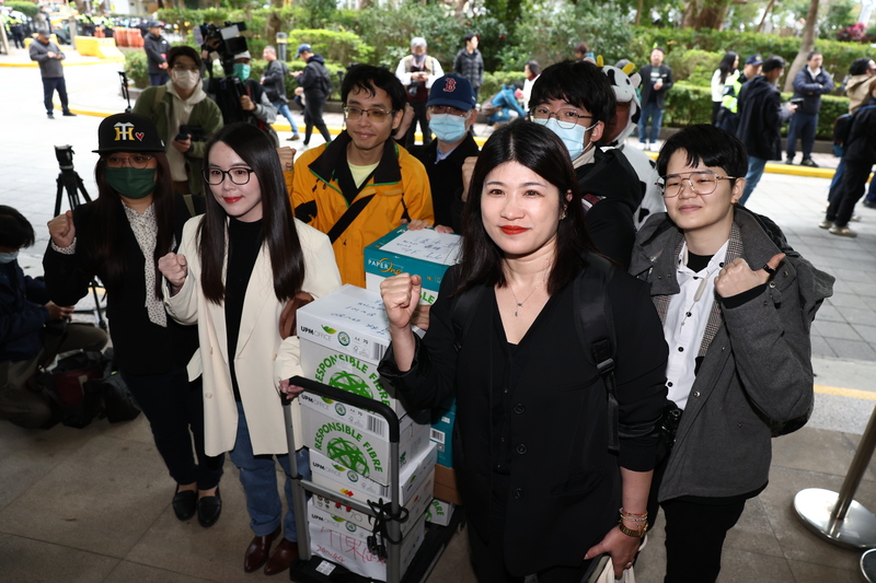 多個罷免國民黨立委的團體10日前往中選會送件，罷團成員推著連署書準備送件。 (圖：中央社)