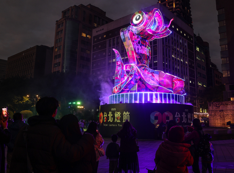 台北市政府邀請上海市組團來台參加台北燈節，第一、第二團申請均未獲核准，傳出第三團也遭封殺。圖為台北燈節主燈。 (圖：中央社)