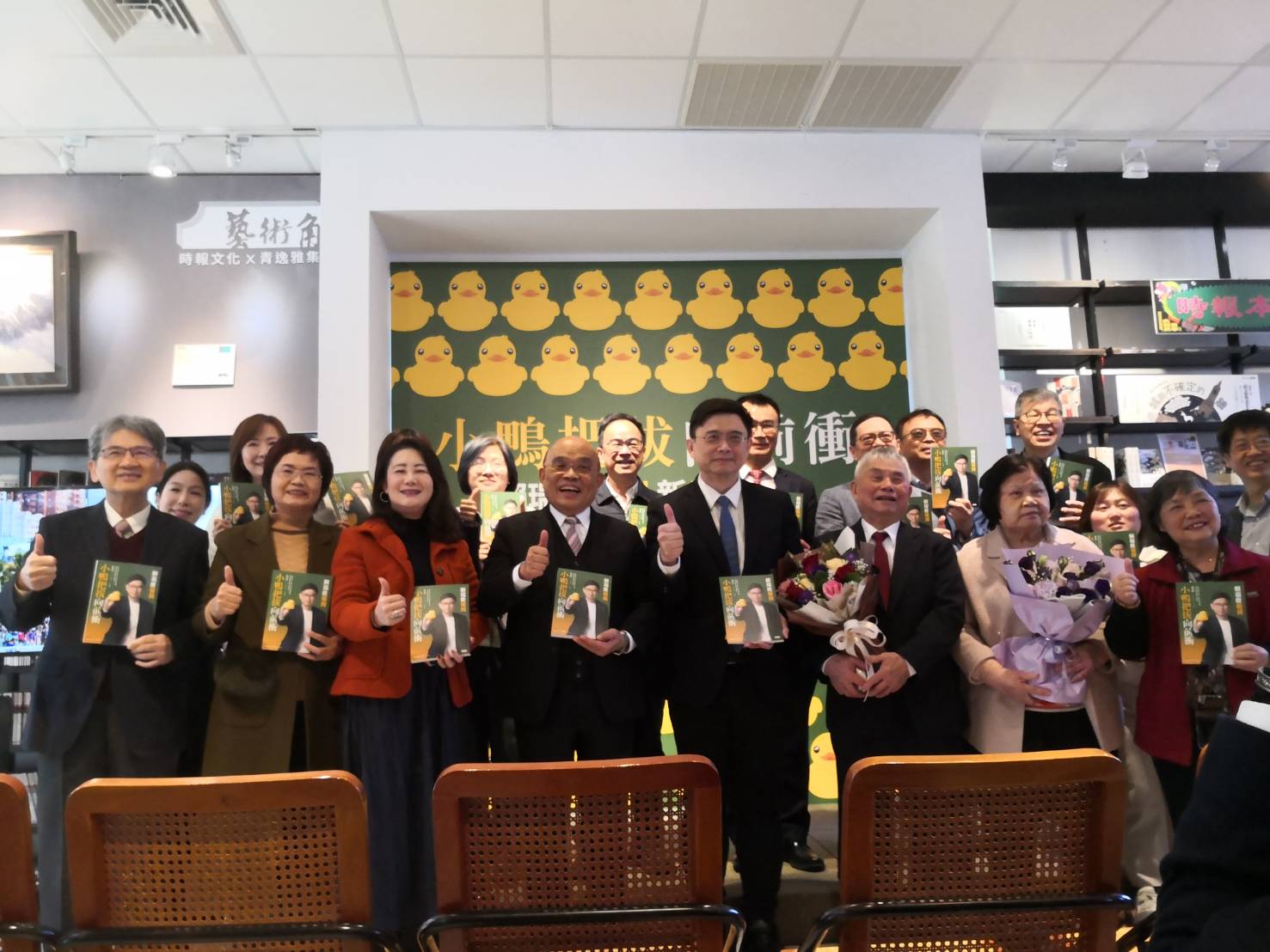 民進黨立委賴瑞隆出版新書，今天舉辦新書發表會，行政院前院長蘇貞昌、多名同黨立委皆到場祝福。(劉玉秋 攝)