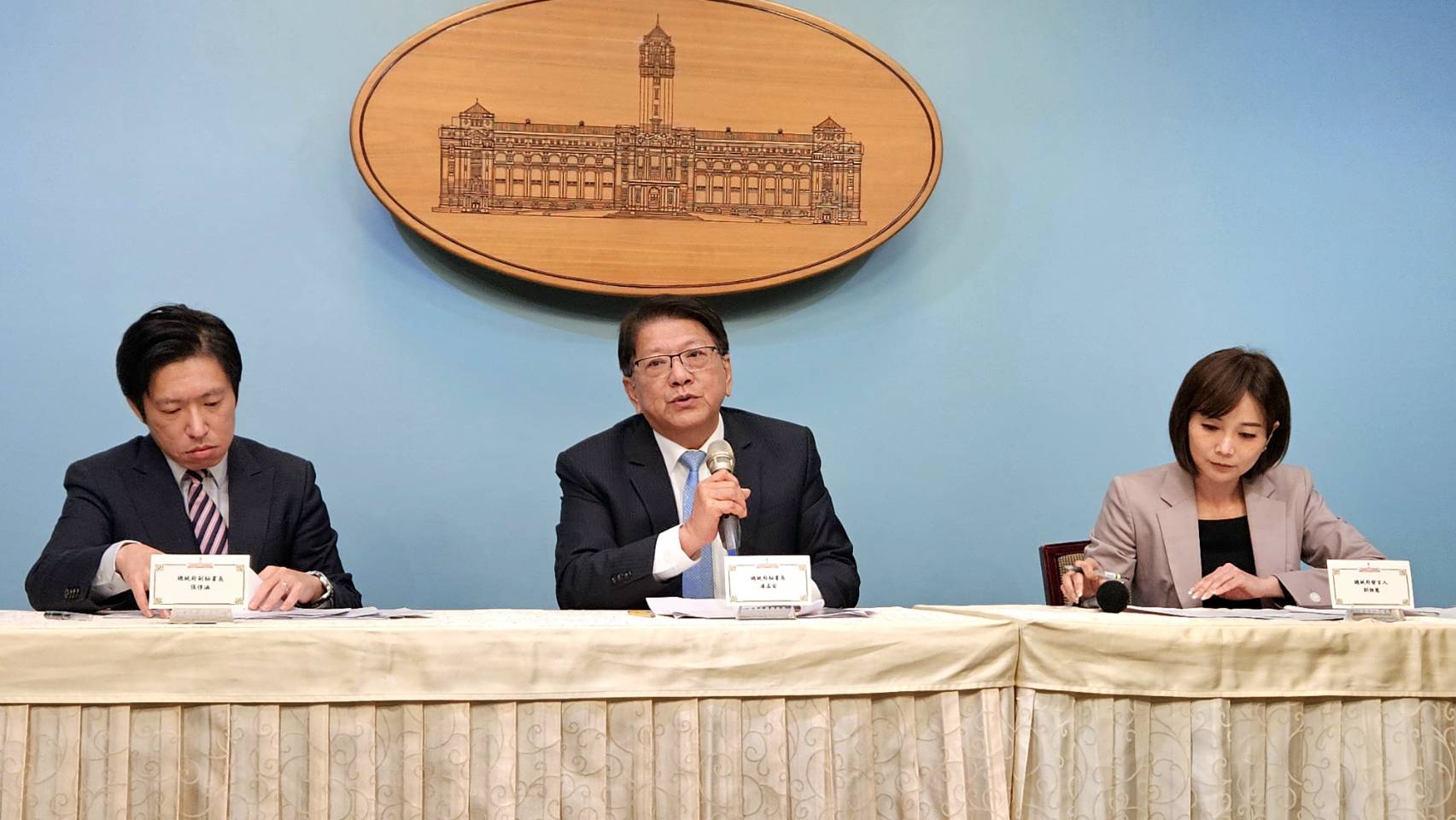 賴清德總統邀五院院長會商，總統府秘書長潘孟安(中)、副秘書長張惇涵(左)、發言人郭雅慧(右)會後轉述會商內容。(歐陽夢萍 攝)