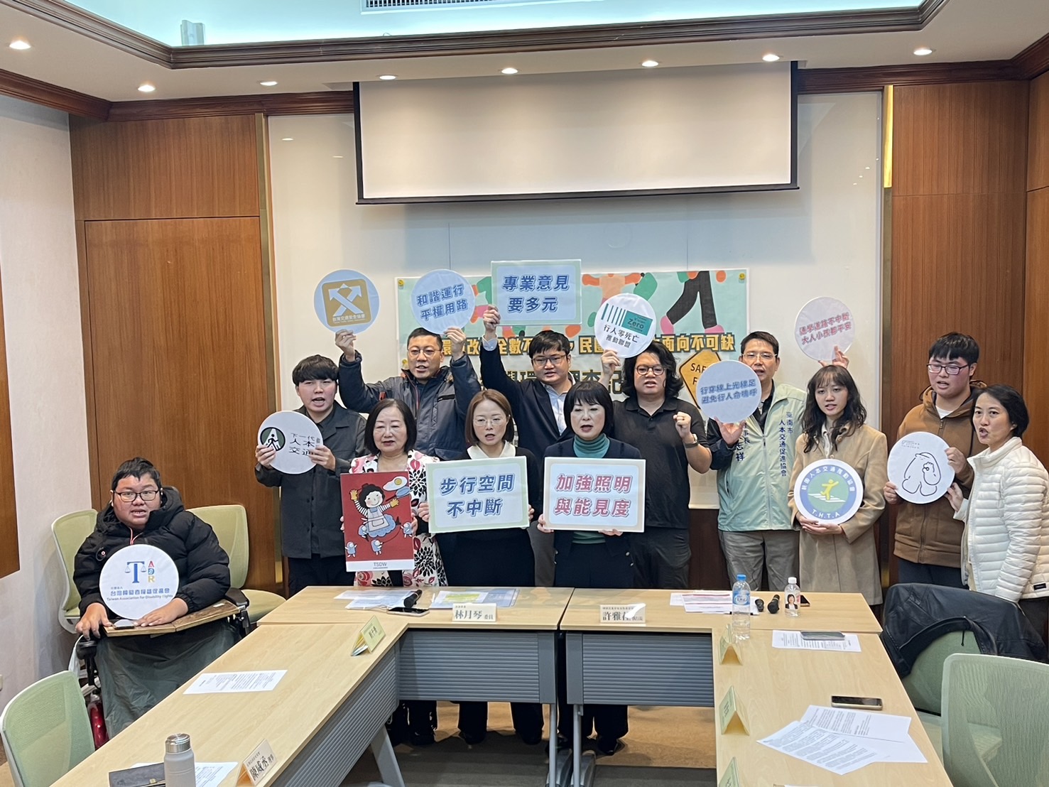 靖娟兒童安全文教基金會與民進黨立委林月琴，聯合9個交通改革民間團體在10日舉辦記者會，呼籲政府應積極改善校園周遭通學環境。(鄭佑漢攝)