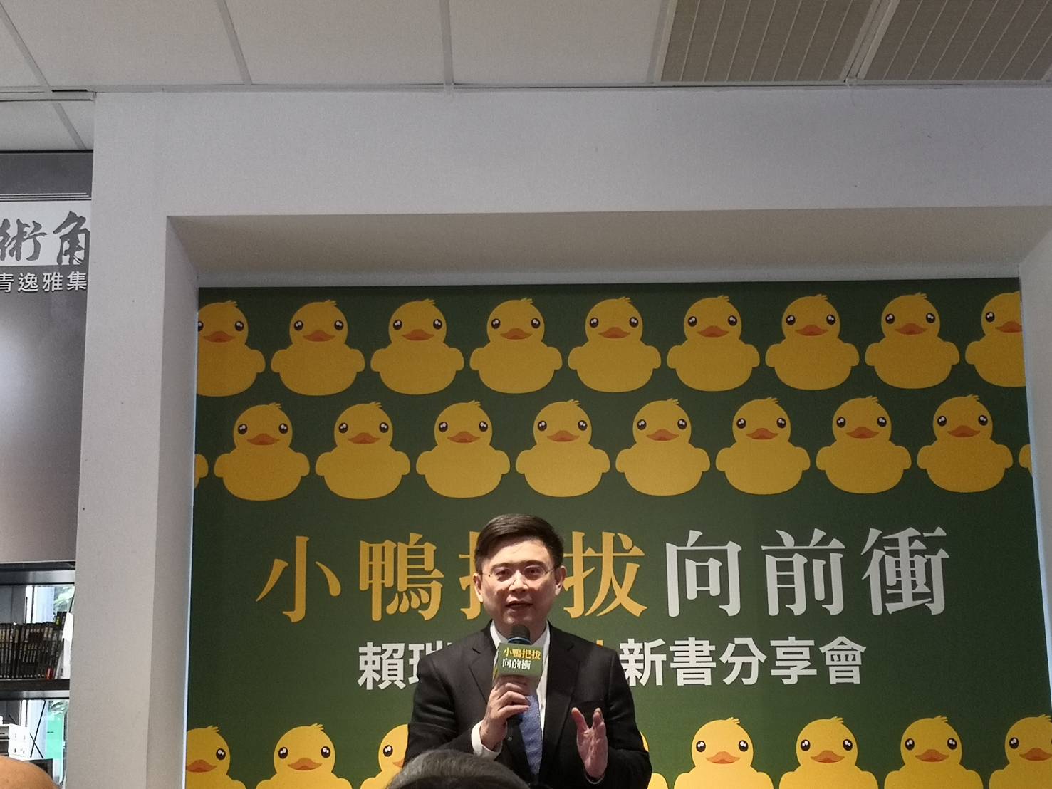 民進黨立委賴瑞隆舉辦新書發表會，會前受訪時針對陳菊健康問題表示， 陳菊的健康逐漸康復中。(劉玉秋攝)