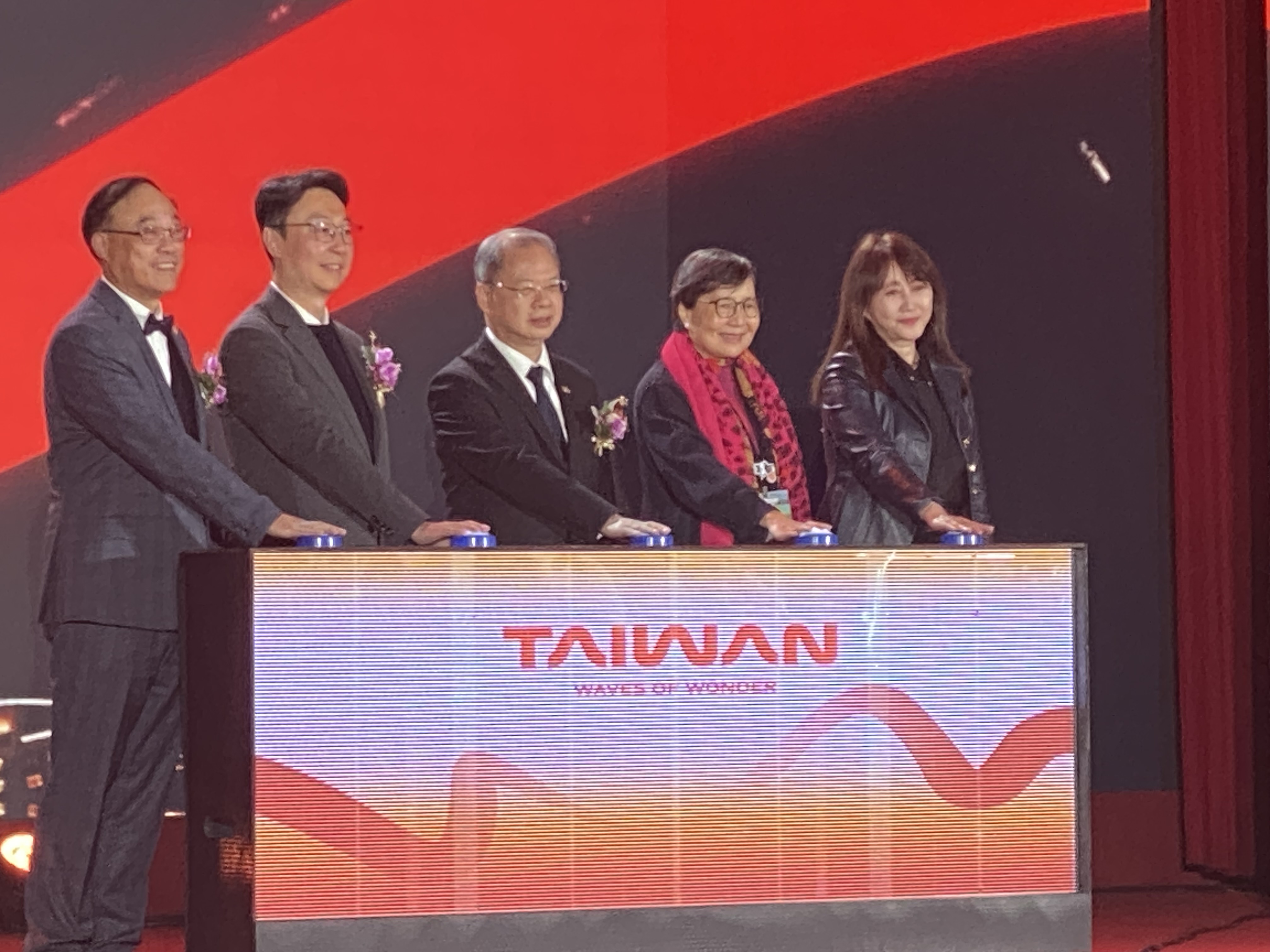 左起觀光署長周永暉、交通部長陳世凱、行政院秘書長龔明鑫、圓山飯店董座葉菊蘭、台灣觀光協會會長簡余晏，10日共同啟動「2025觀光節慶祝大會」。(吳琍君攝)