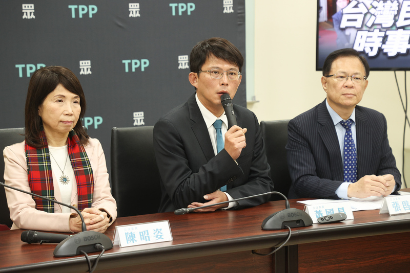 民眾黨立法院黨團11日舉行時事聯訪記者會，總召黃國昌(中)、副總召張(啟)楷(右)、幹事長陳昭姿(左)等人出席，回應選罷法覆議案等議題。 (圖：中央社)