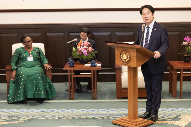 總統賴清德(右)11日下午在總統府接見史瓦帝尼王國副總理札杜莉(Thulisile Dladla)(左)所率訪團一行，並致詞表達歡迎。(圖：中央社)