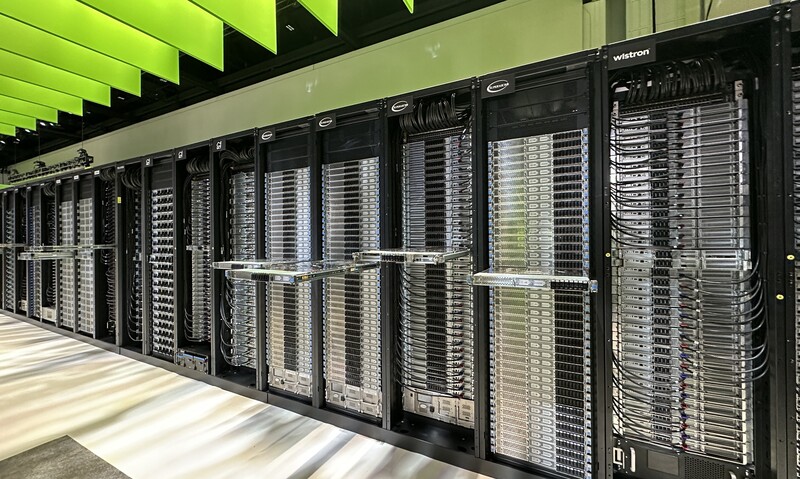 美國總統川普擬對台灣晶片徵收關稅，業界人士表示，倘若徵稅，美國IC設計公司所受衝擊最大，最終徵收的關稅極可能由進口商「100%吸收」。圖攝於2024輝達GTC大會。 (圖：中央社)