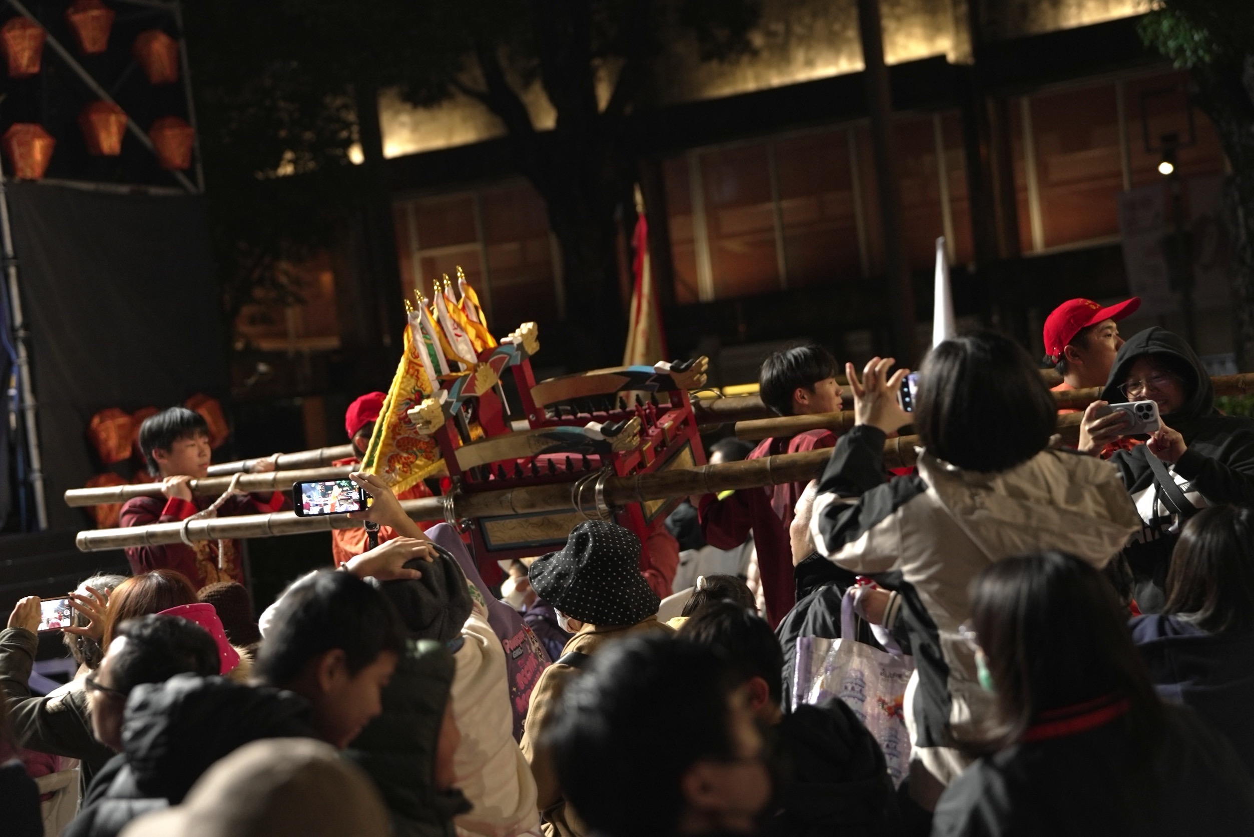 以馬祖傳統祭典「擺暝」為靈感創作的閩東語音樂劇《相約十五暝》，將於2月15日晚間6點首次移師台北，在台灣當代文化實驗場戶外廣場演出，開放民眾免費入場。(台北愛樂文教基金會提供)