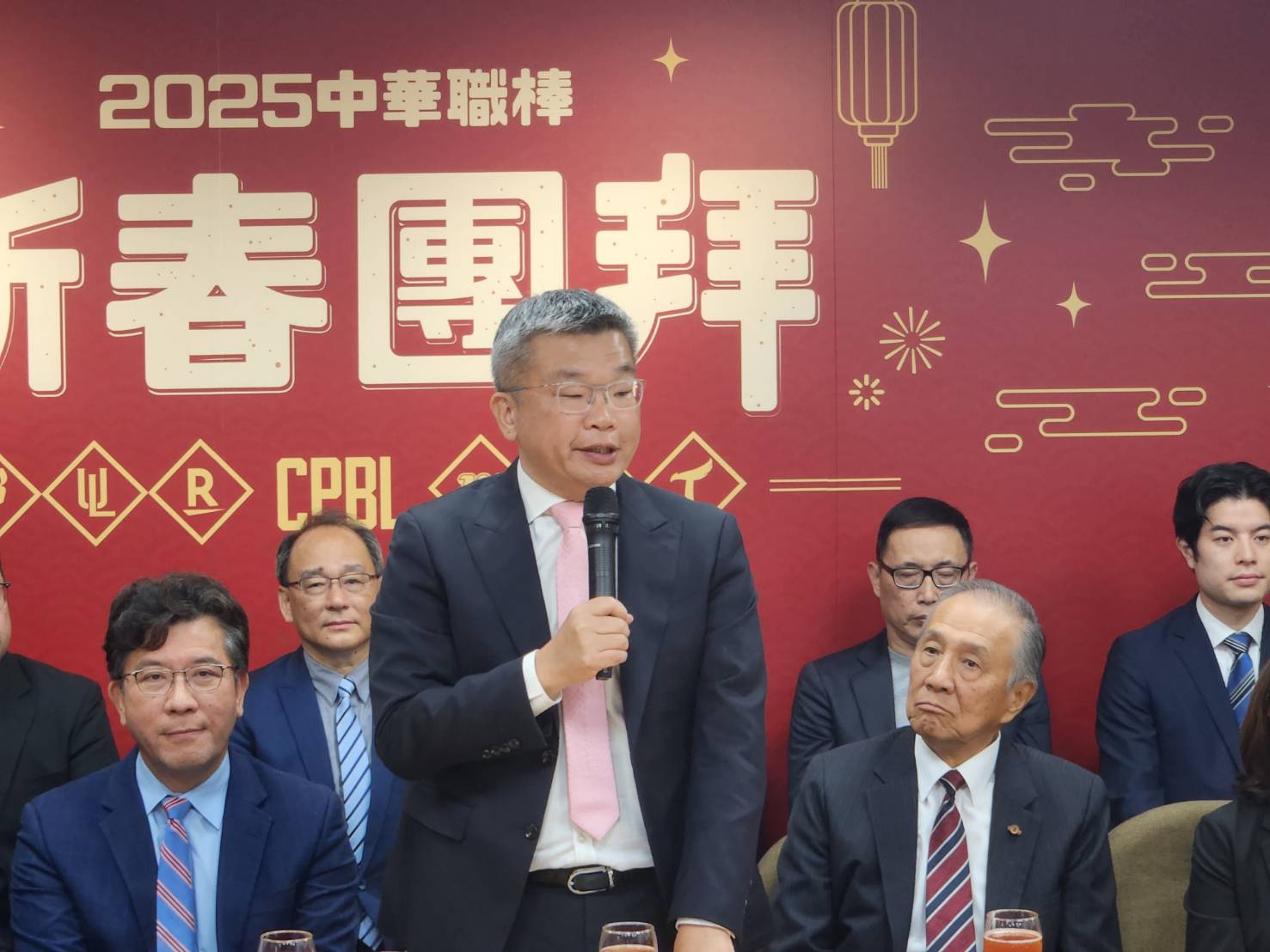 林家正簽約運動家打不了經典賽資格賽，中職會長蔡其昌開心送上祝福，期許他能「逐夢成功」。(江昭倫 攝)