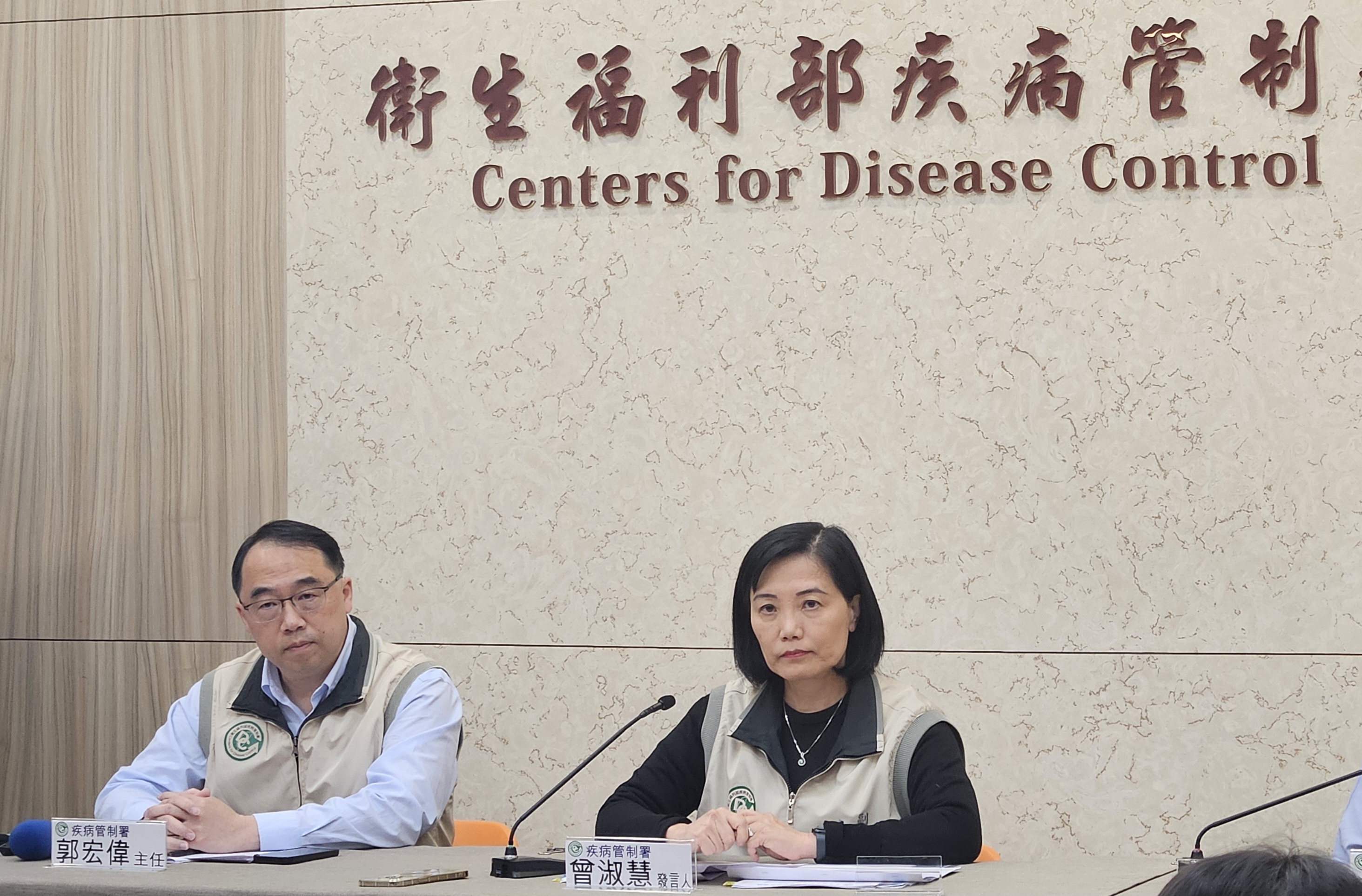 疾管署發言人曾淑慧(右)11日表示，因元宵燈節、開學等因素，流感疫情恐再升。(劉品希 攝)