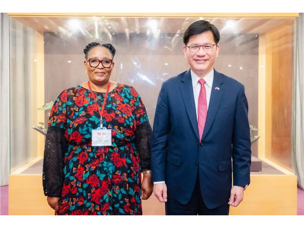 非洲友邦史瓦帝尼副總理札杜莉(Thulisile Dladla，左)應我國政府邀請來訪，外交部長林佳龍(右)12日設宴歡迎 (外交部提供)