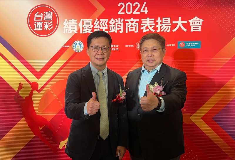 教育部政務次長張廖萬堅(左)12日出席「台灣運彩2024績優經銷商表揚大會」時表示，運動部拚今年8月掛牌，屆時計畫成立運動產業發展中心，讓運動博弈產業獲得更多重視，而政府也將扮演更積極角色。(圖：中央社)