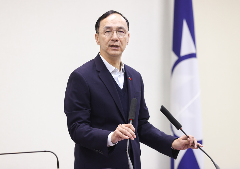 總統賴清德日前召集五院在總統府會商國政，立法院長韓國瑜盼賴總統呼籲停止大罷免，賴總統引用佛經「菩薩畏因，眾生畏果」回應。國民黨主席朱立倫（圖）12日表示，希望賴總統要想一想佛經當中的「放下屠刀，立地成佛」，用智慧就能放下屠刀，全民安居樂業、和諧合作，才是台灣之福。中央社記者謝佳璋攝  114年2月12日 (圖：中央社)