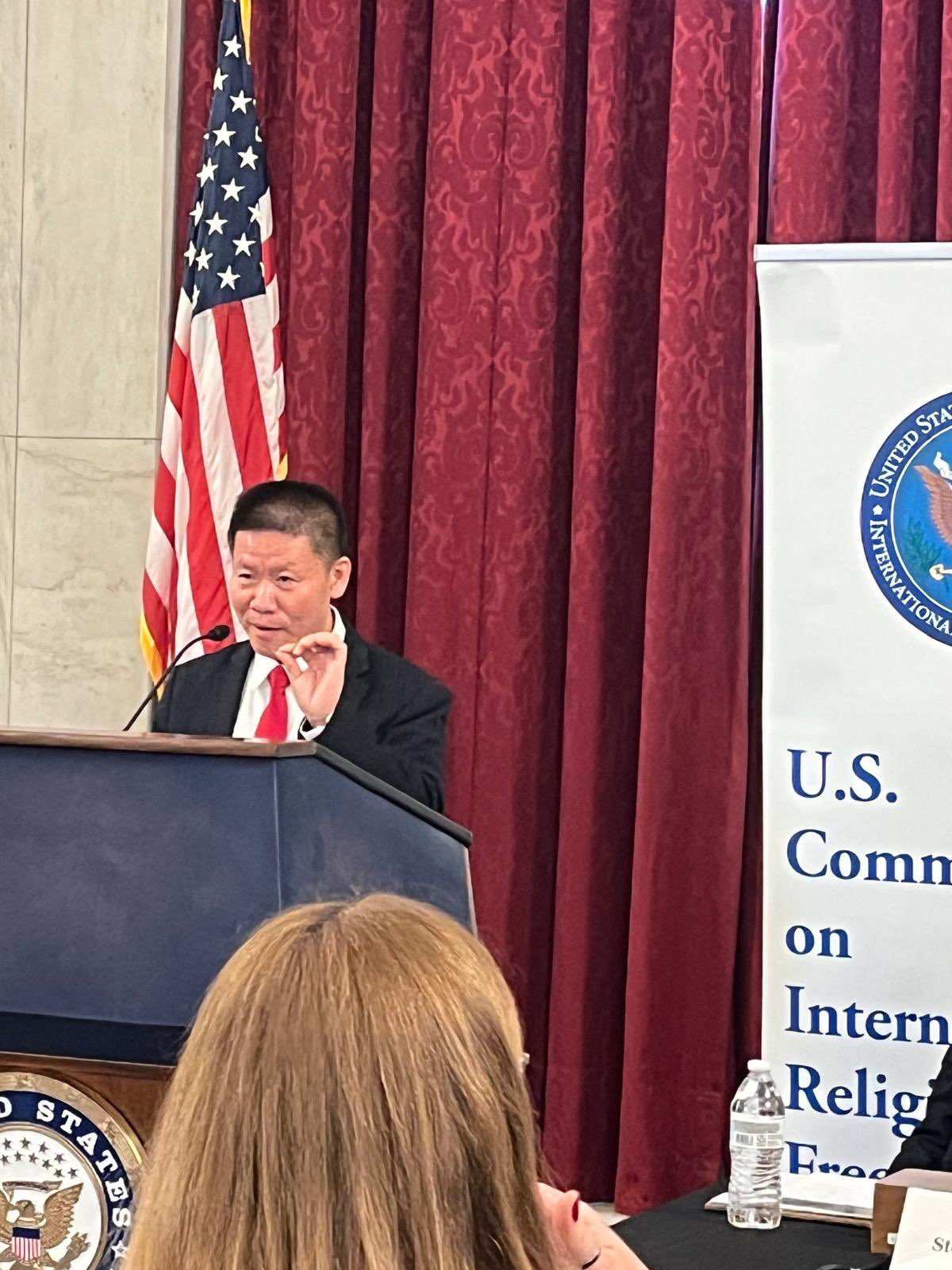 美國對華援助協會主席傅希秋牧師2月6日出席美國國際宗教自由委員會聽證會，發表證詞《與被噤聲者同行》。( 圖：傅希秋牧師X平台)