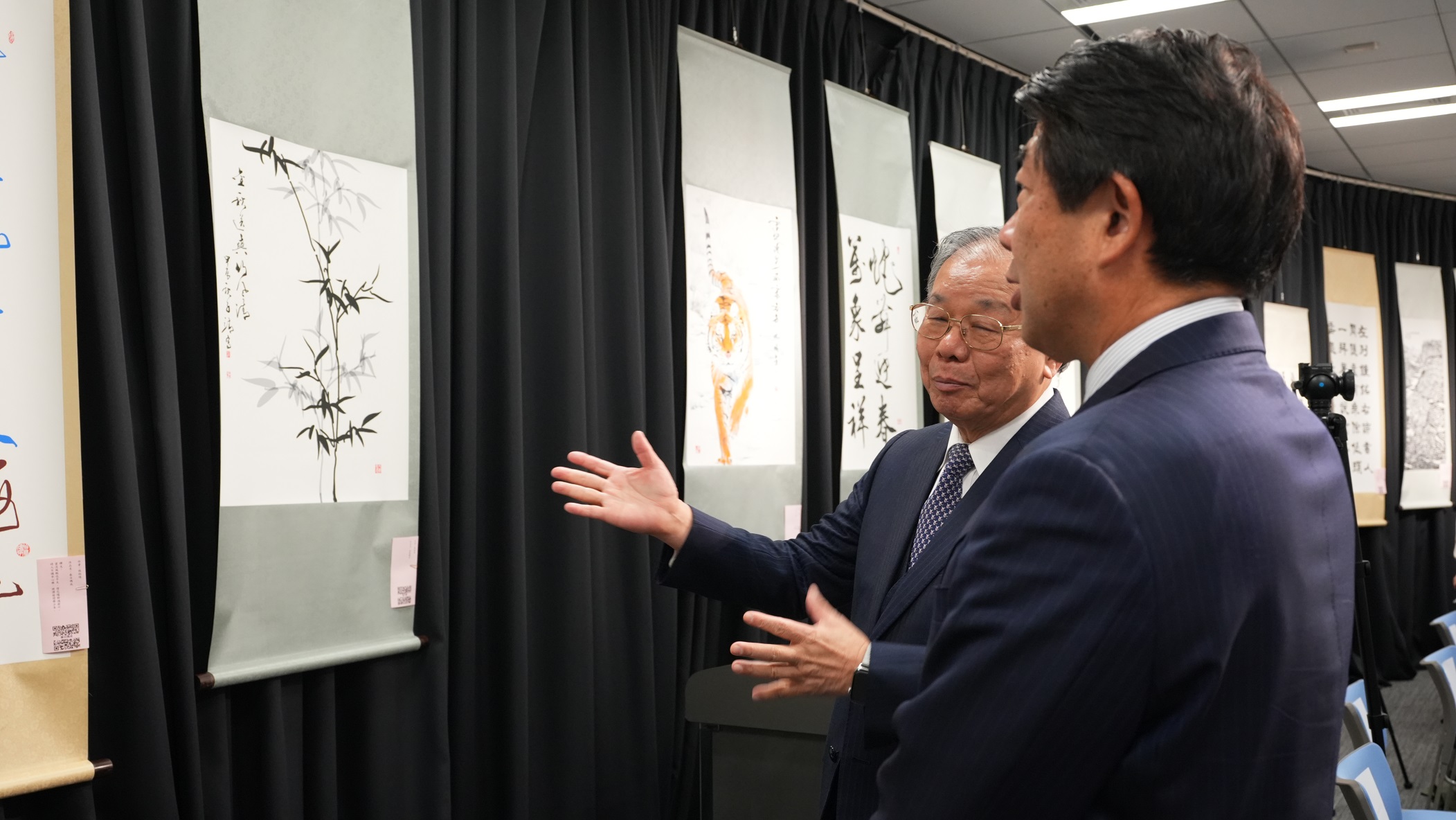 台灣書法大師張炳煌(左)東京開展，展現書畫作品。(文化部提供)