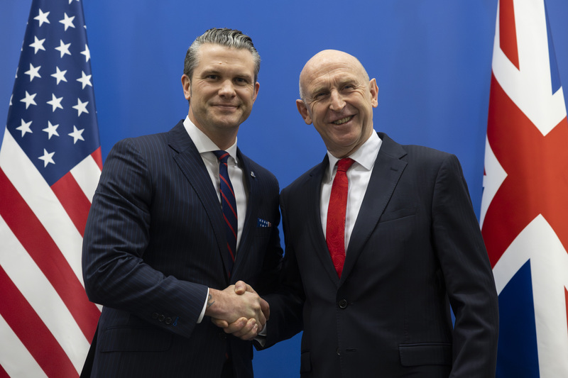 英國國防大臣希利（右）12日在布魯塞爾北約總部首度主持烏克蘭防務國際聯絡小組（UDCG）會議前，與美國國防部長赫格塞斯（左）舉行雙邊會談。（英國國防部提供） (圖：中央社)