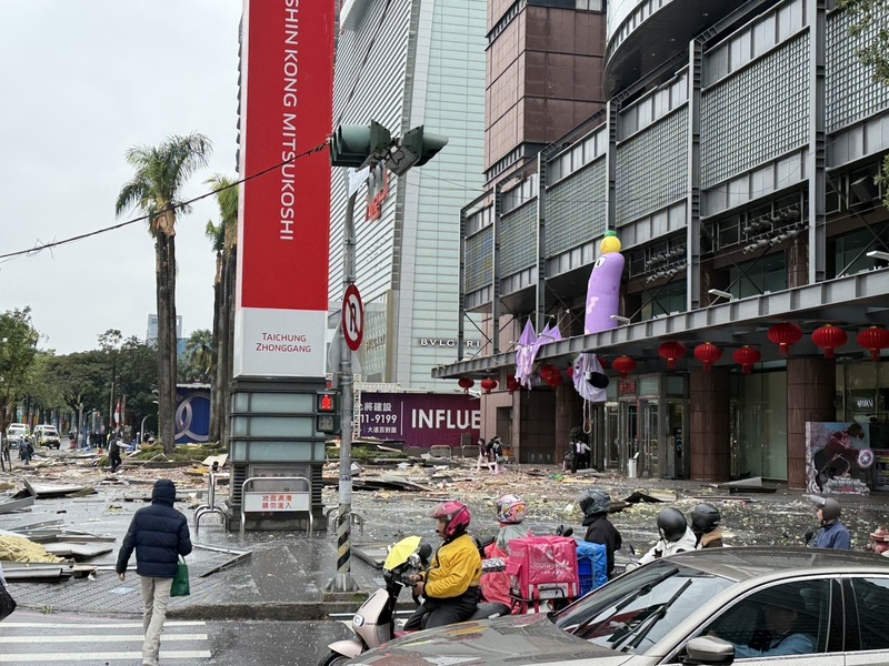 台中市西屯區新光三越台中中港店13日上午發生氣爆案件，意外原因仍待警消調查釐清。(翻攝照片/中央社)