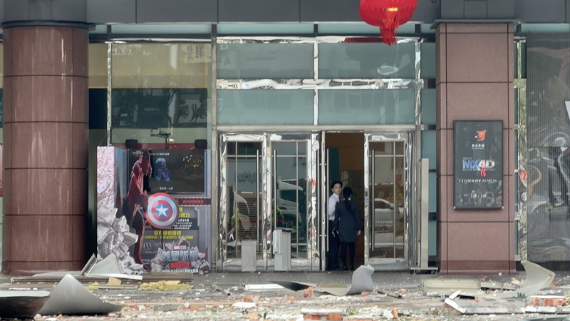 台中市西屯區新光三越台中中港店13日近午發生疑似氣爆事件，現場1樓地面滿目瘡痍。 (圖：中央社)