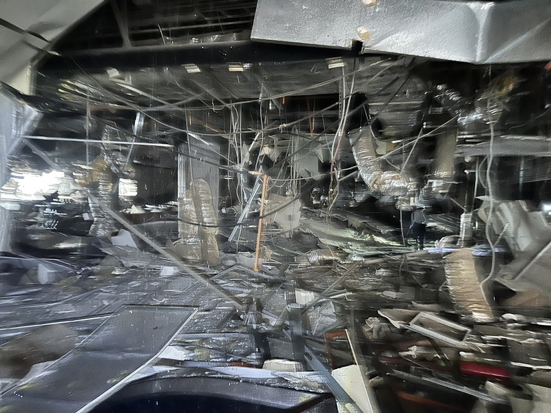 新光三越台中中港店13日發生氣爆，台中市消防局獲報立即派救護人車到場處理，現場一片狼藉。（台中市消防局提供）(圖：中央社)