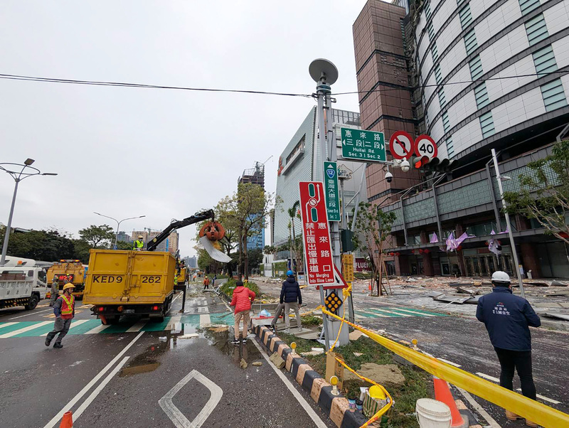 圖為新光三越台中中港店2月13日發生氣爆釀死傷，現場殘骸碎片散落，周邊道路滿目瘡痍。(圖：中央社)